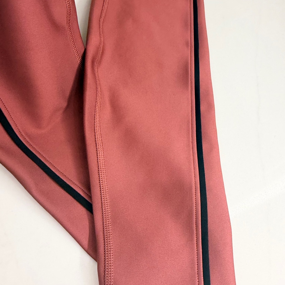 ALO Yoga Rust Red High-Waist Leggings with Black Waistband - Picture 4 of 4